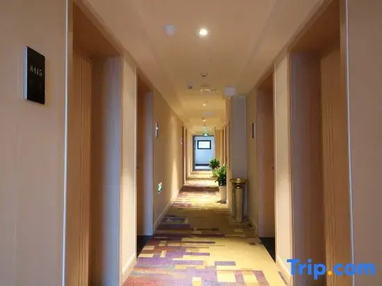Zhuoding Xisheng Hotel (Chongqing Jiangbei Airport Yubei Square Subway Station)