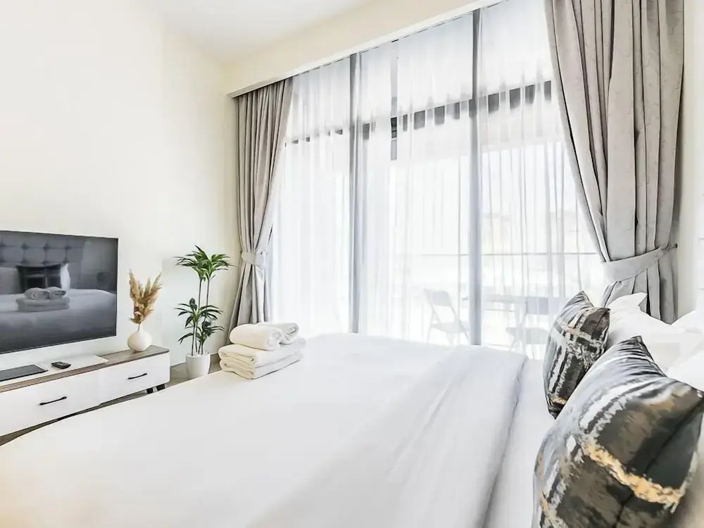 Relaxing Studio Retreat in Vibrant Meydan City,