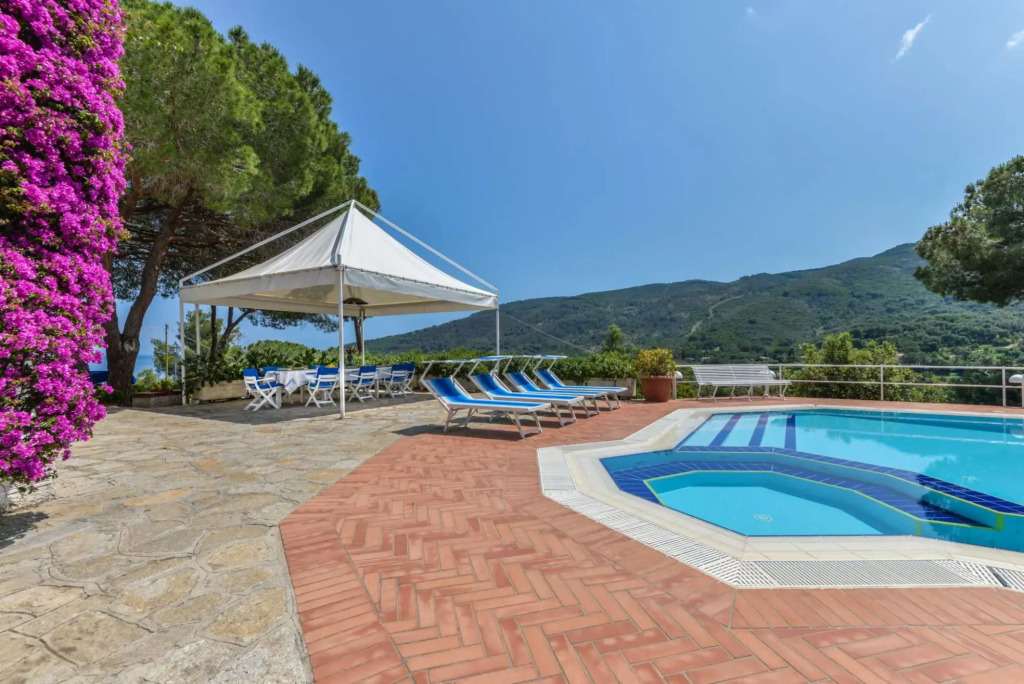 Octagonal villa with private pool and 10 beds-Villa Ottagonale