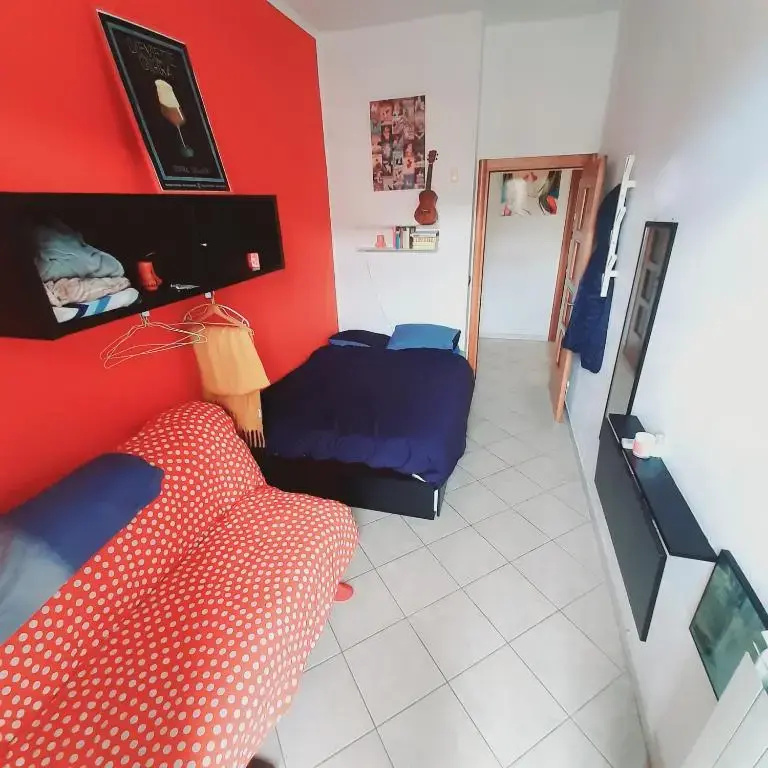 Cozy ROOM STANZA close city center in a family House Stanza in appartamento condiviso noi viviamo in casa STANZA in affitto