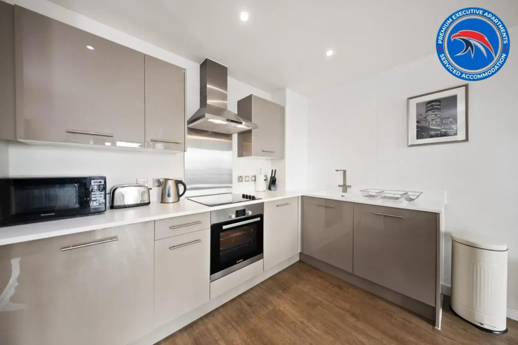 LONG STAYS - 30 AND 15 PERCENT OFF MONTHLY & WEEKLY STAYS, PERFECT FOR BUSINESS, FAMILIES, RELOCATIONS AND LEISURE- Book Today at Premium Executive Serviced Apartments - Birmingham City Center - WestGate, 1 Bed Apt, FREE WI-FI
