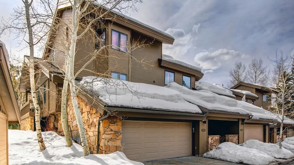 1687 Lakeside 3 Bedroom Home by RedAwning