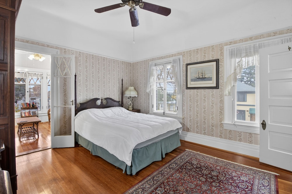 The Spalding House Comfort In Visalia 4 Bdrm Home Pets OK!