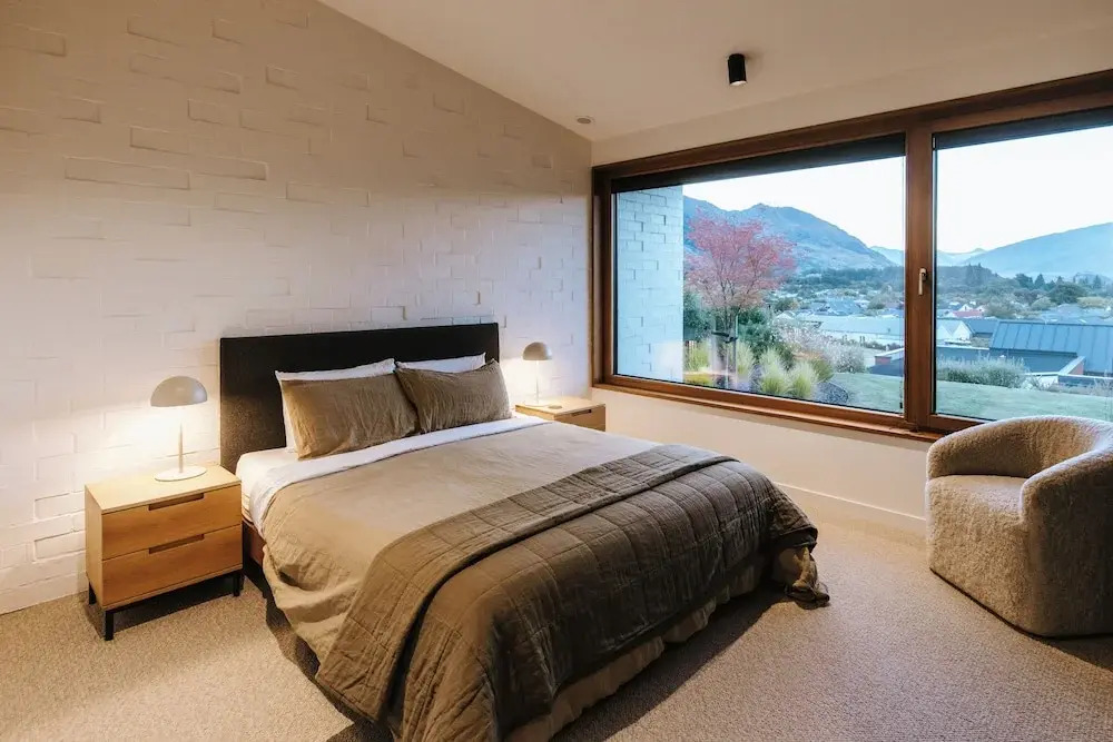 The Brick House - Lake Views - Sleeps 10