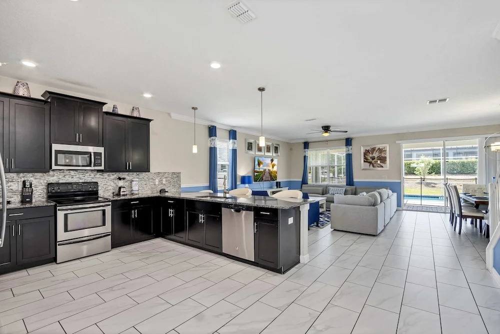 Luxurious, Grand Home, Themed Bedrooms and Large Pool Area #8cg099