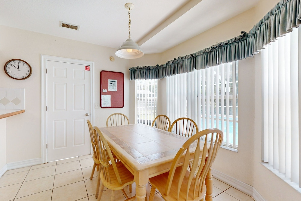 Easy-to-reach Home With Private Screened Pool, Lanai, & AC - Snowbird-friendly