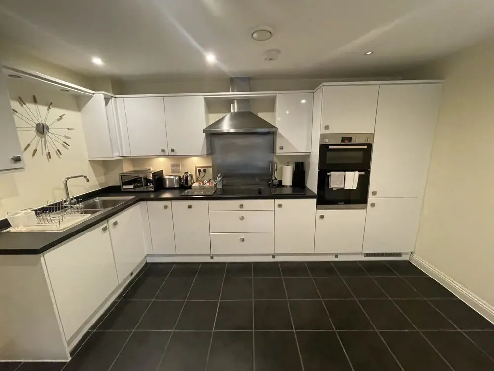Continental Apartments -2-bed Farnborough Train St