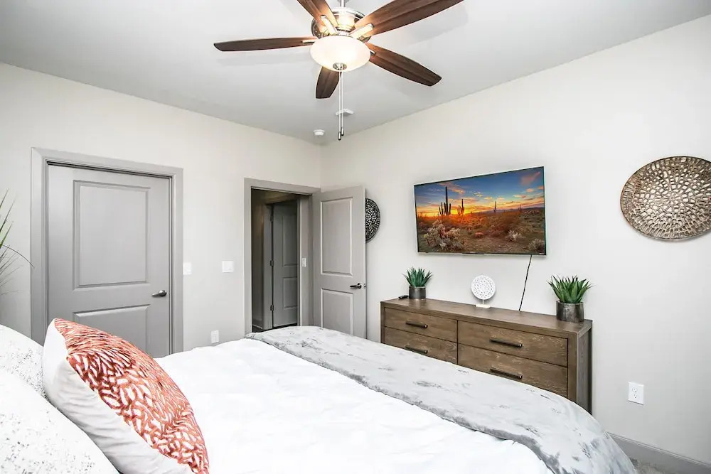 Rooftop Pool, Views, Close to Shops & Dining 1131