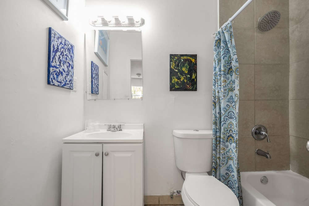 Art King Suite With Priv Bath