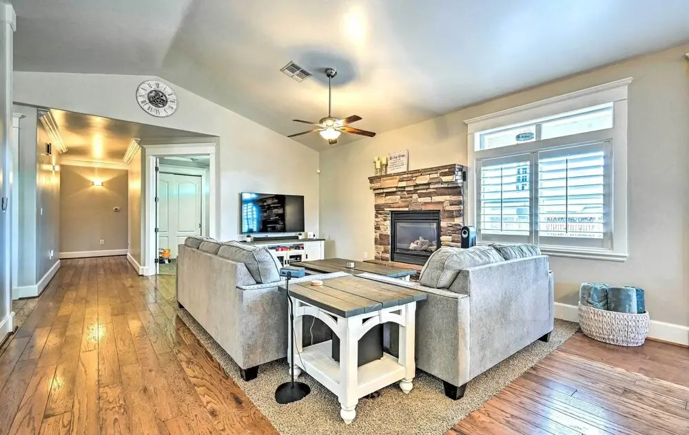 Bellemont Family Home w/ Hot Tub & Playground Set