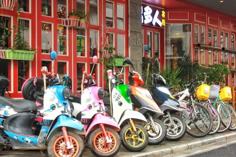 Many People Inn Shen Shan Road