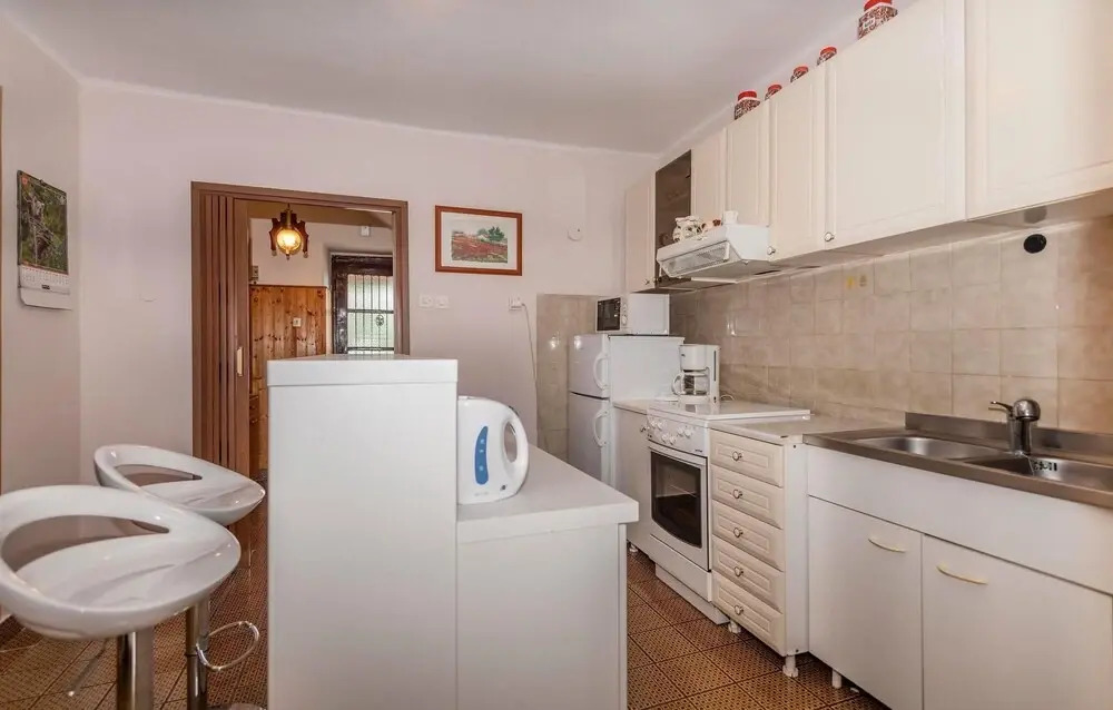 Awesome Home in Erzisce With Wifi and 2 Bedrooms