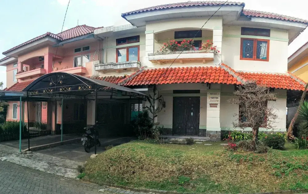Villa Abdi Cipanas with Swimming Pool