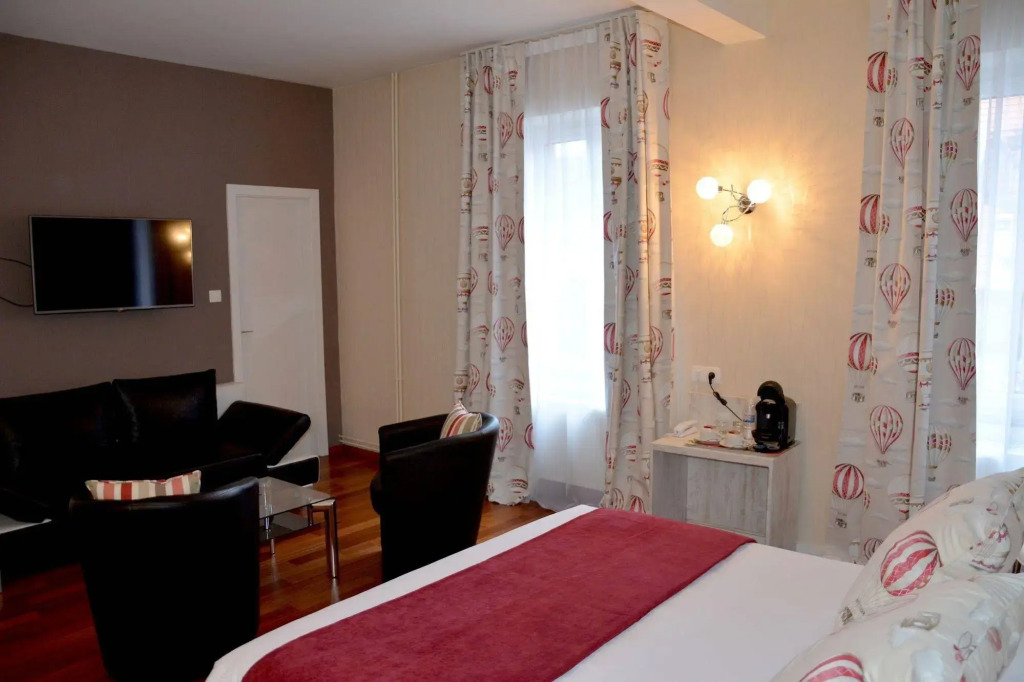 Logis Hôtel du Centre - Halte idéale en cyclotourisme avec garage à vélos clos