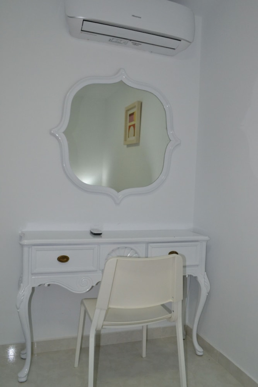 Stunning 2 Bedroom Apartment Fully Refurbished With Air-conditioning