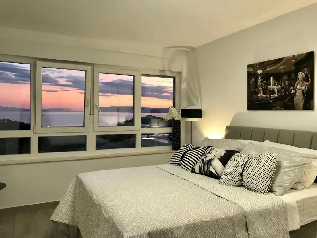 Lux penthouse with beautiful sea and island view 6 + 2