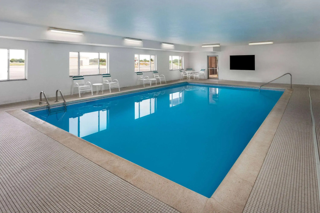 Days Inn & Suites by Wyndham Morris I-80