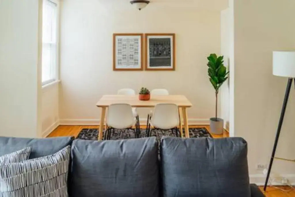 Cozy, Stylish 2BR Apt near O'Hare Int'l Airport