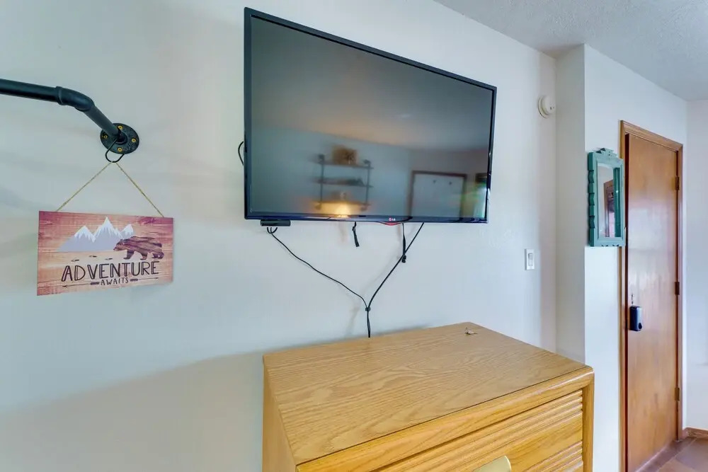 Ski Slope & Mtn Views: Waterfront Red River Studio