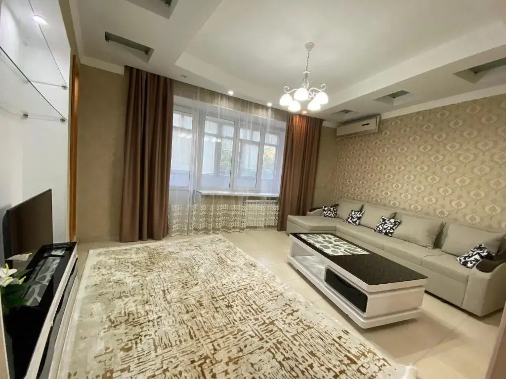3-h komnatnye apartamenty v tsentre