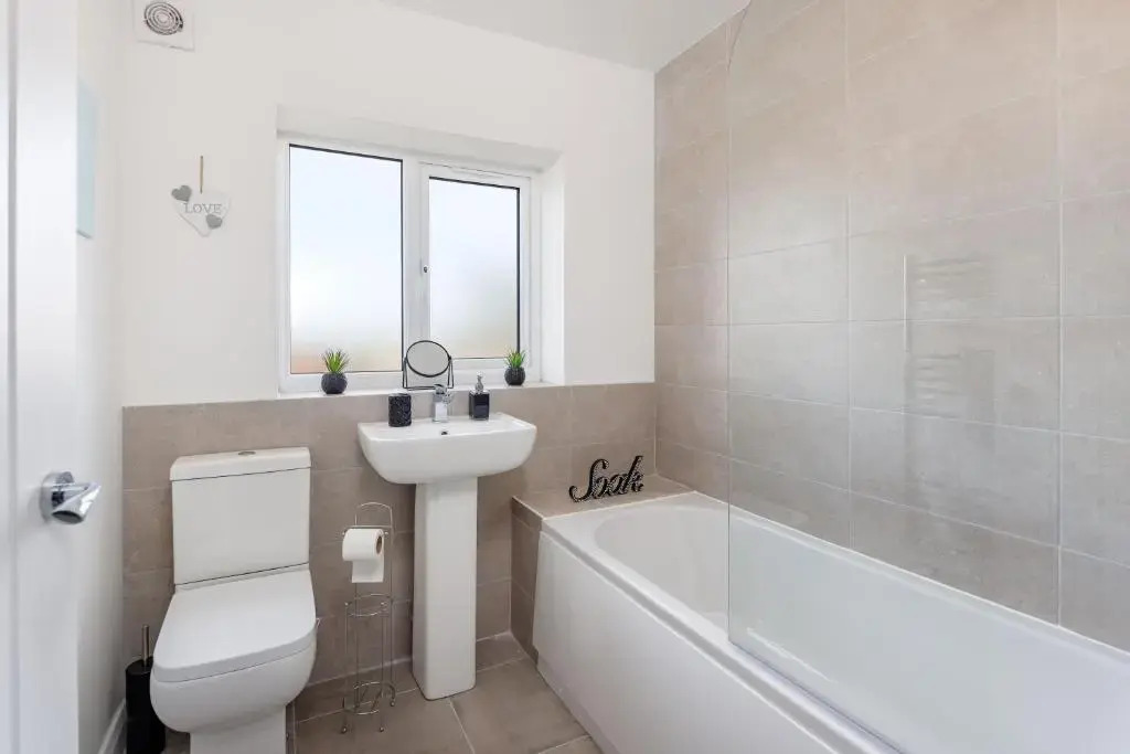 Air Host and Stay - Brand new 3 bedroom house sleeps 7 minutes from LFC and city centre ref27
