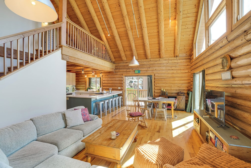 Walk to Pine Mountain Lake: Spacious Family Cabin