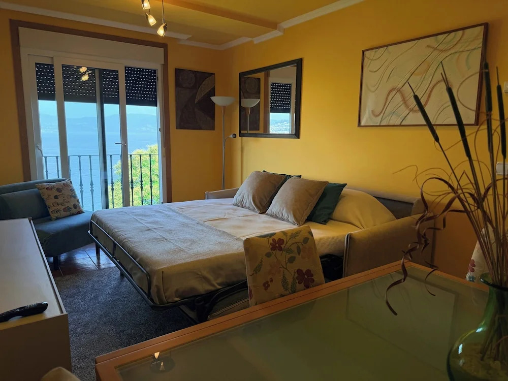 2 Bed Apt Sleeps 4 - Two TVs - Free Parking