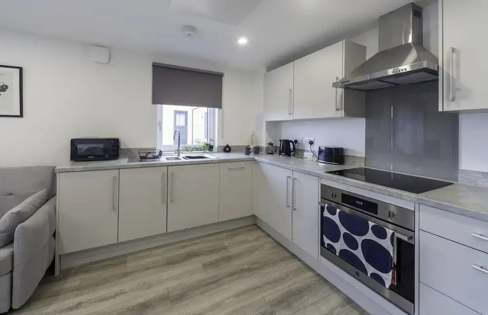 Stylish & Modern Flat 2 Min Walk To Ashford Outlet