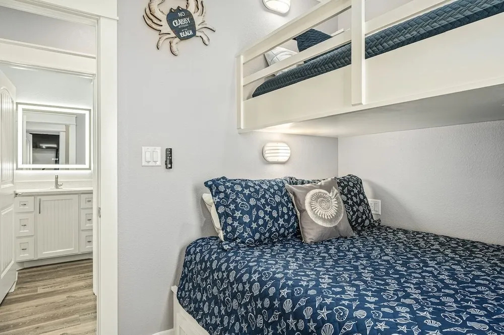Sea Glass Cottage 2 Bedroom Home by RedAwning