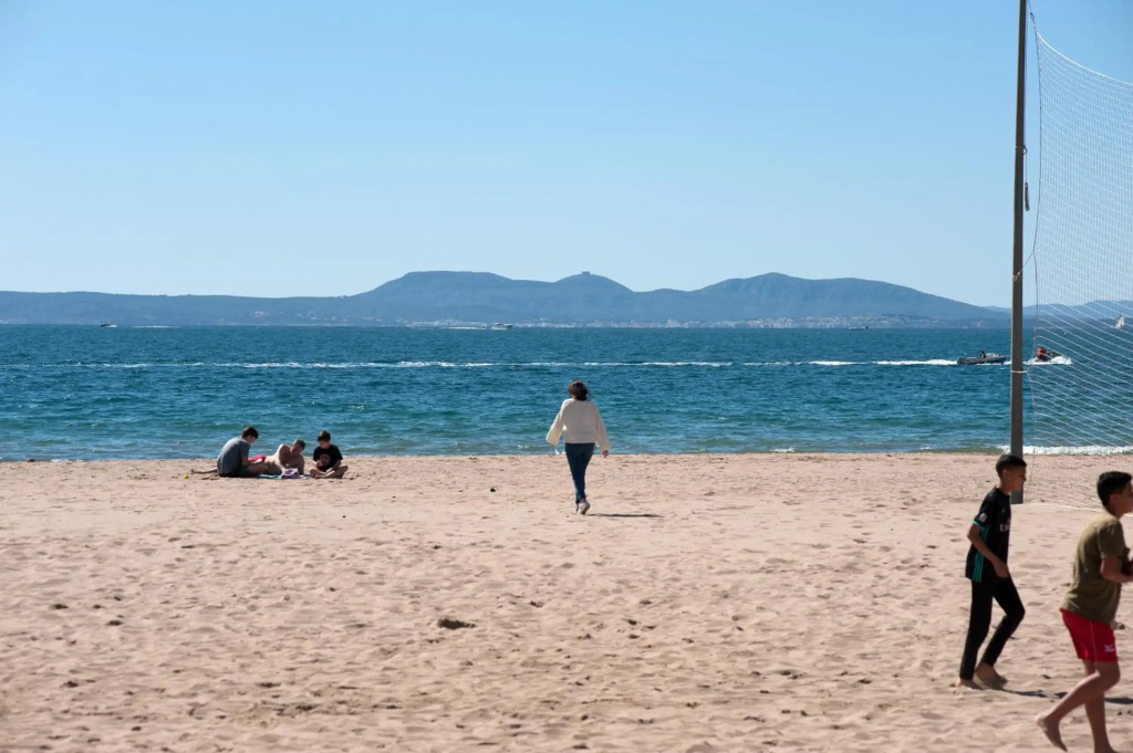 Apartamento a pie de playa, climatizado y parking