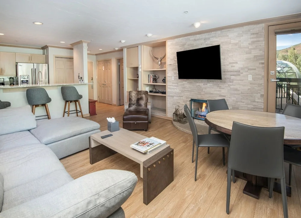 Gateway Plaza R4 2 Bedroom Condo by RedAwning