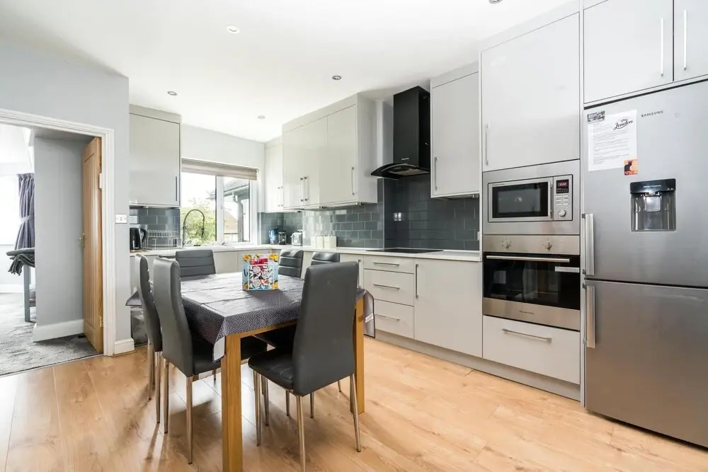 Sleek 2BD Home Close Brent Cross Shopping Centre