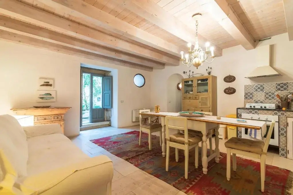 Velasquez Suite House