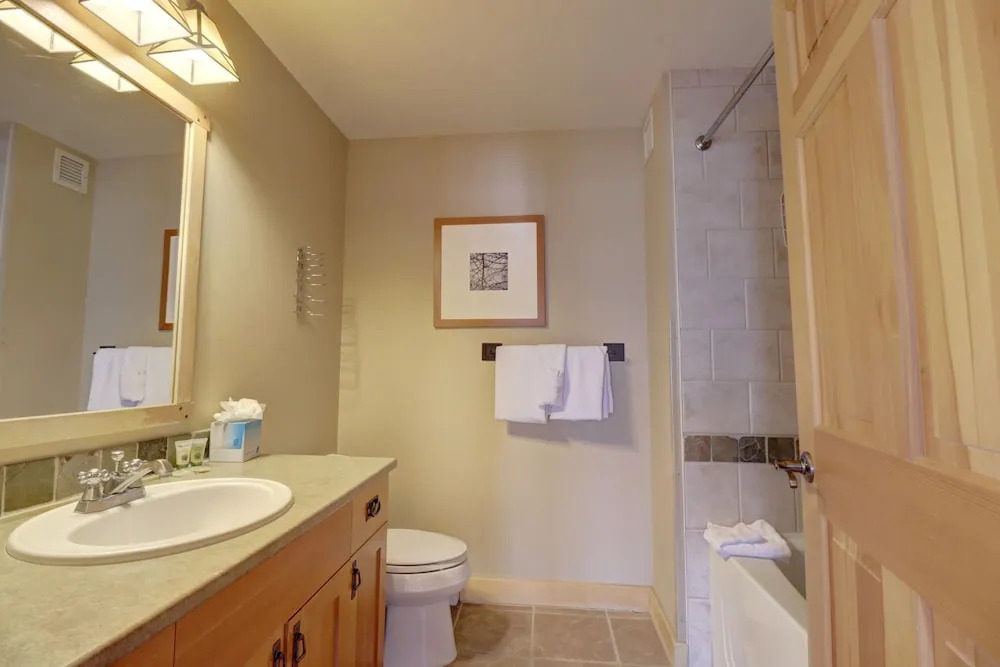 Largest Condo In Passage Point, Vaulted Ceilings, Huge Balcony - PP514 by Redawning