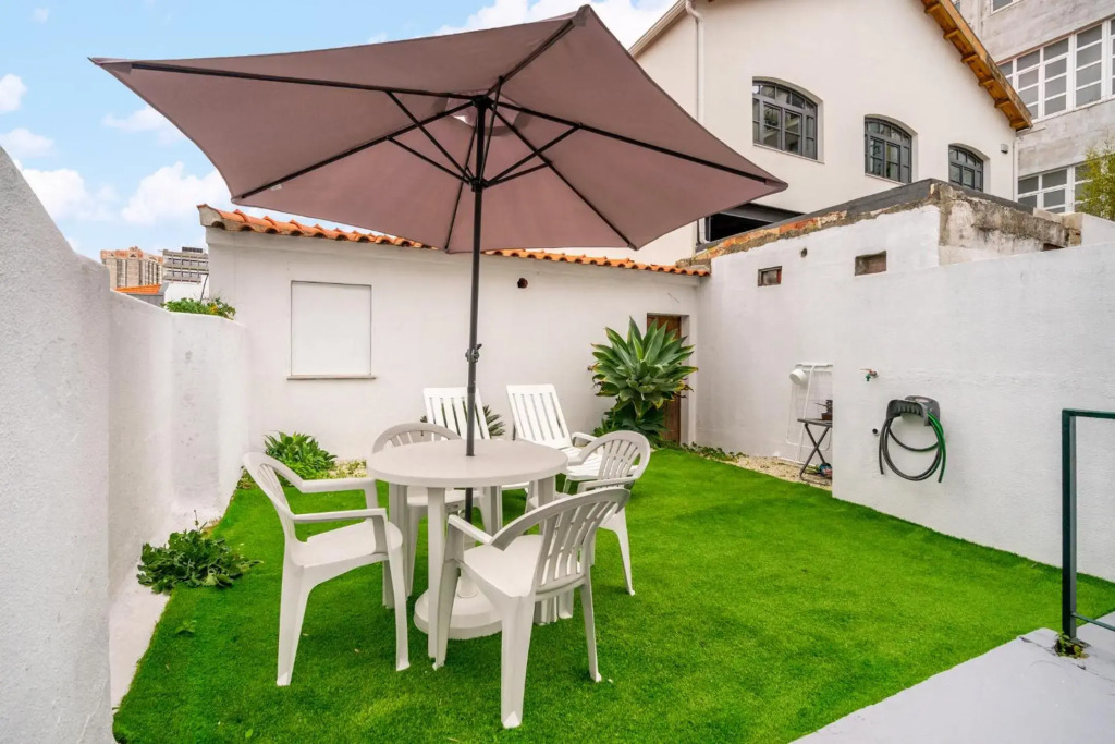 Lisboa, Charming Patio House, Central Lisbon, WIFI, Air Conditioning, Near Metro, by IG