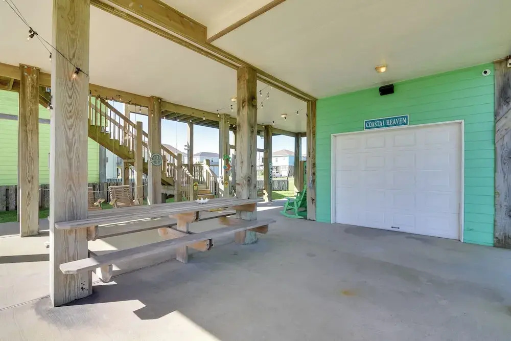 Walk to Shore! Coastal Family Gem in Crystal Beach