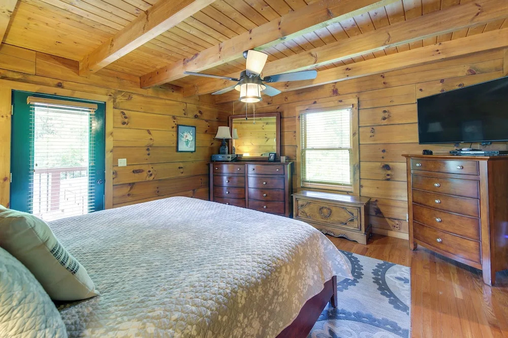 Sevierville Cabin w/ Hot Tub & Mountain-view Deck