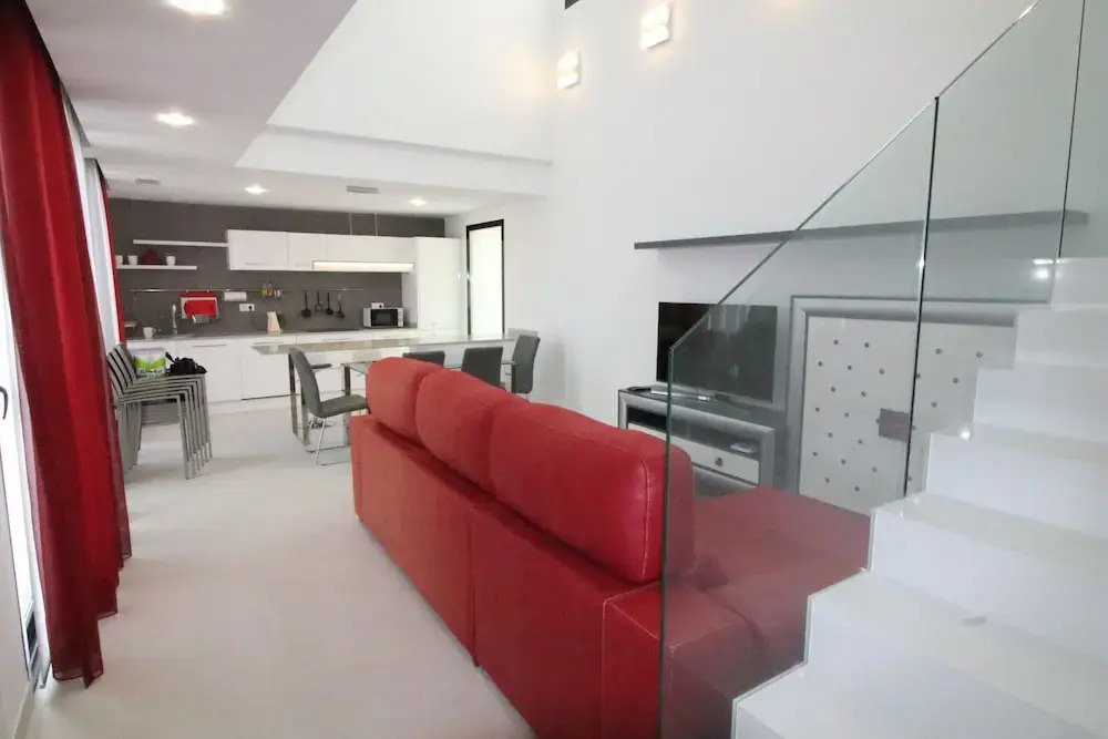 Villa con piscina Activa28
