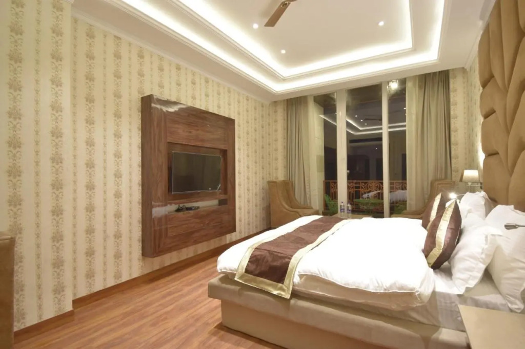Grand Him Queen AC Room