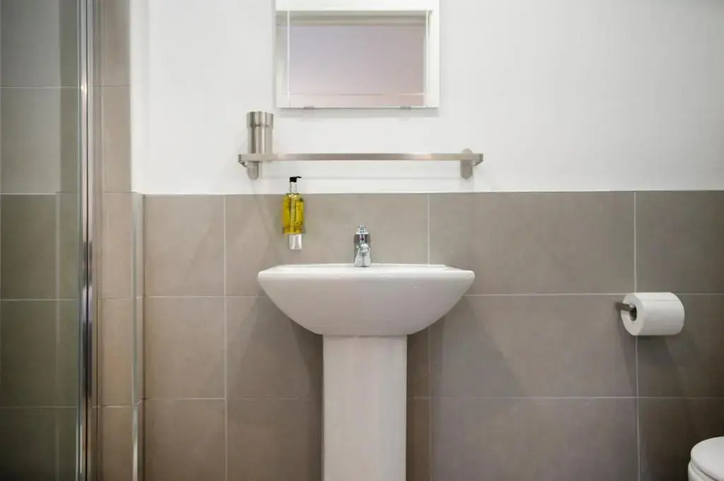 Oliverball Serviced Apartments - Flat D - Modern, top floor, 2 bedroom, 2 bathroom apartment in Central Southsea