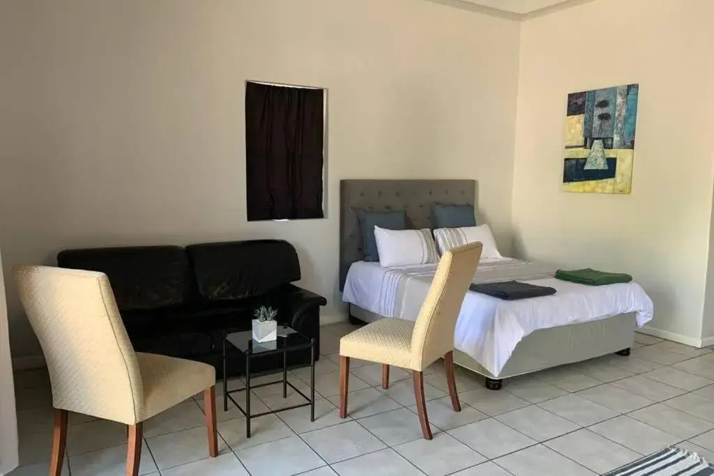 Bright open-plan apartment close to wine tram