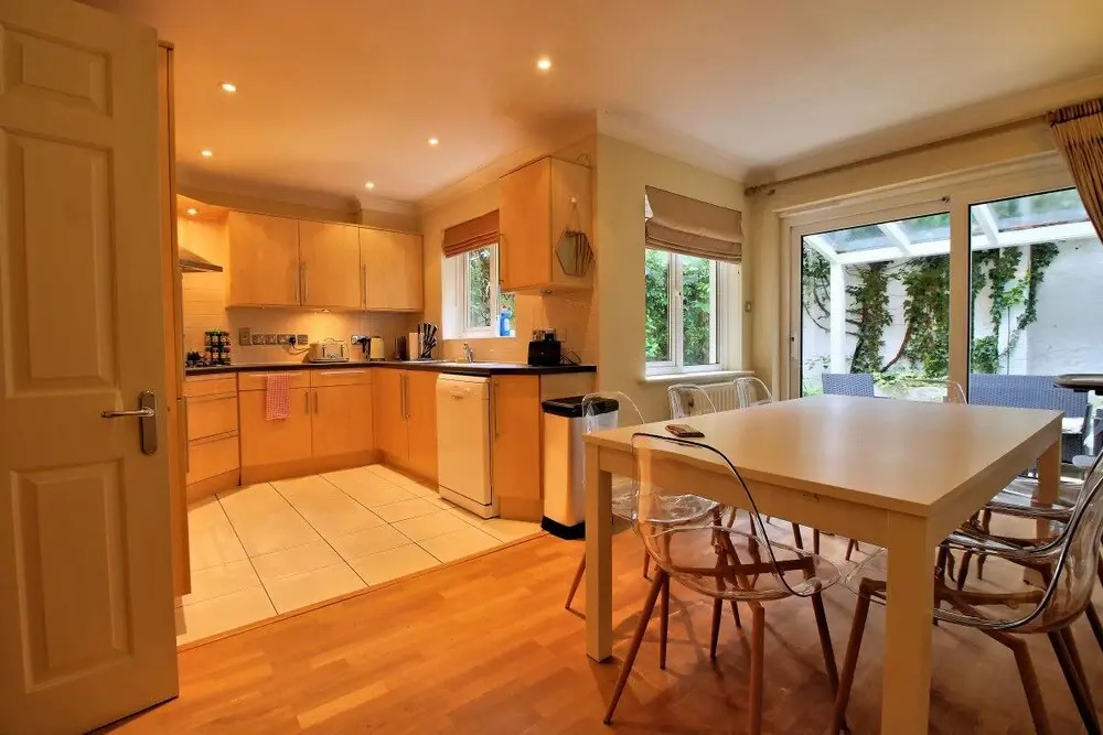 Spacious 4 bed family home in leafy Oxford suburb