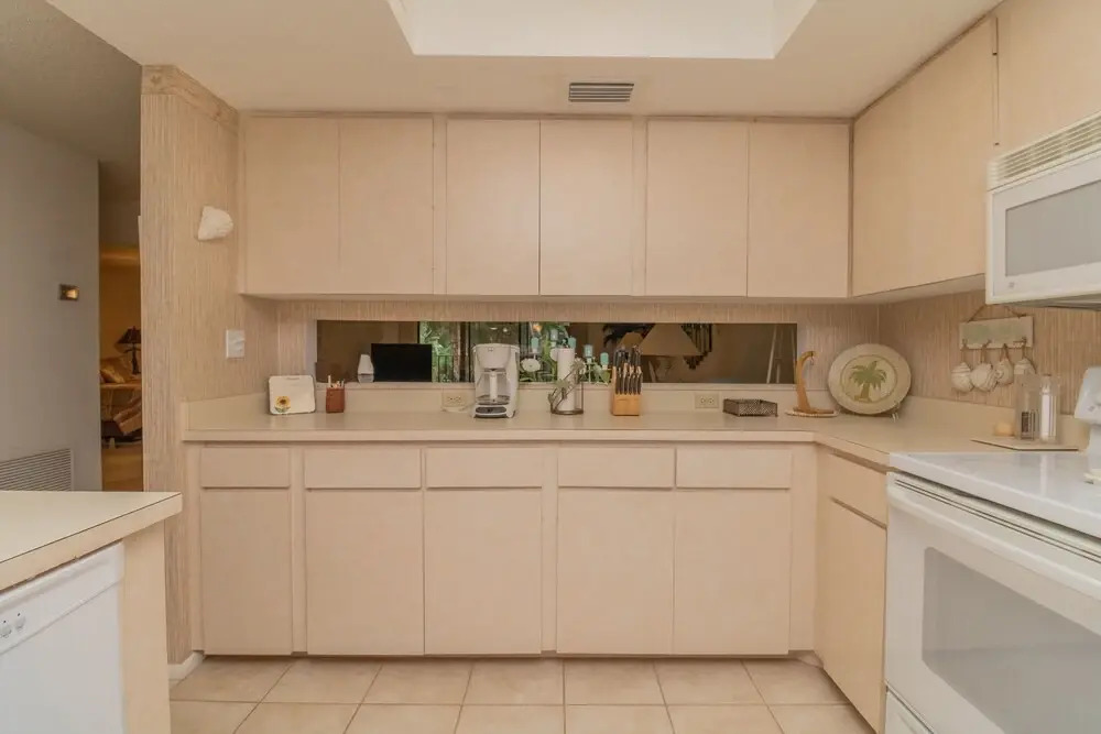 2 Bedroom With Community Pool Close To The Beaches 2 Condo by Redawning