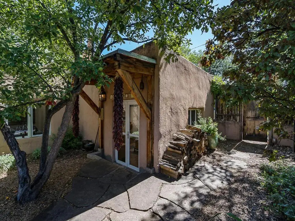 Casita Don Manuel, 1 Bedroom, Sleeps 2, Private Yard, Grill, Kiva Fireplace