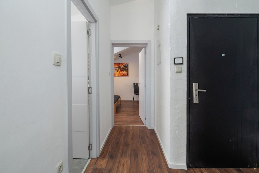 Apartments and Rooms Mladen