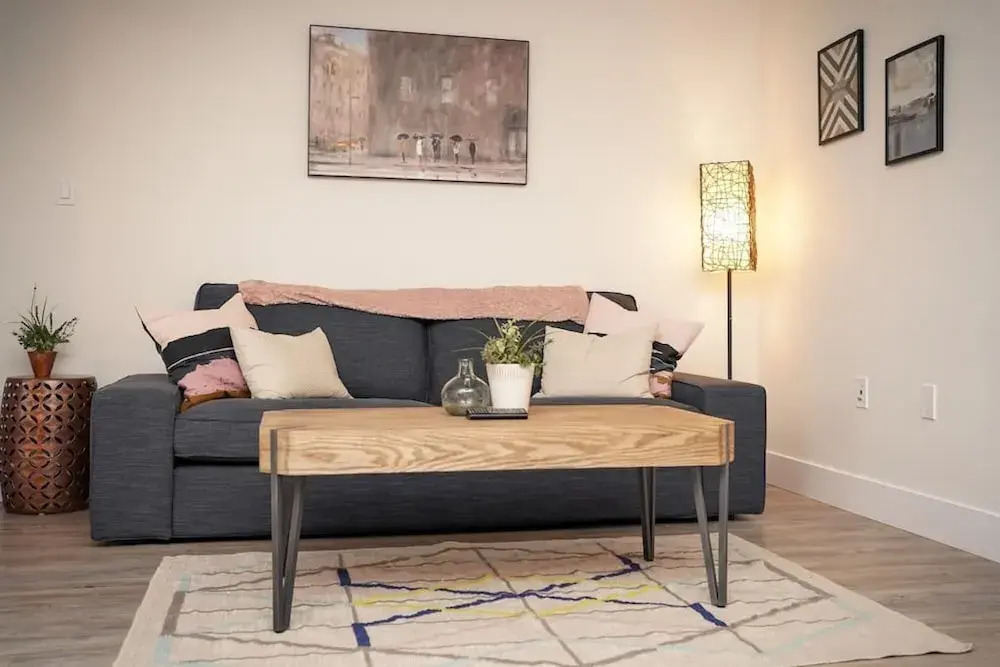 Stylish Modern Condo w Parking Location Coffee