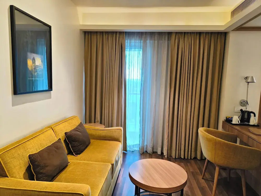 Royal Hometel Suites