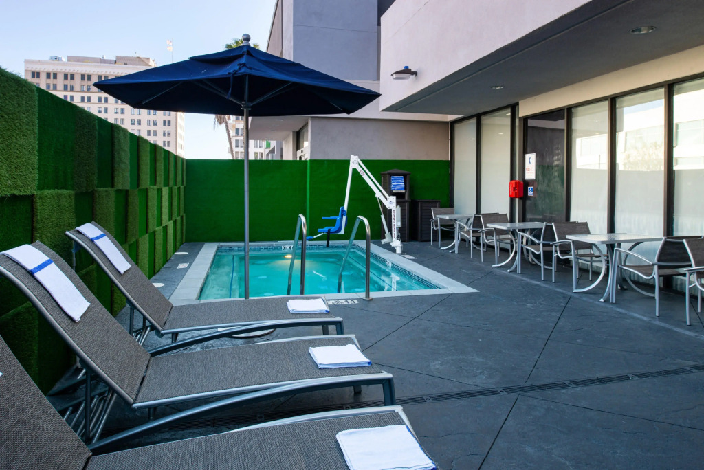 Holiday Inn Express & Suites Los Angeles Downtown West by IHG