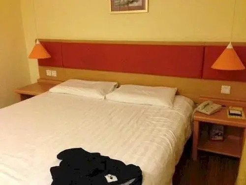 Home Inn (Shenzhen Dongmen Pedestrian Street Shaibu Metro Station)