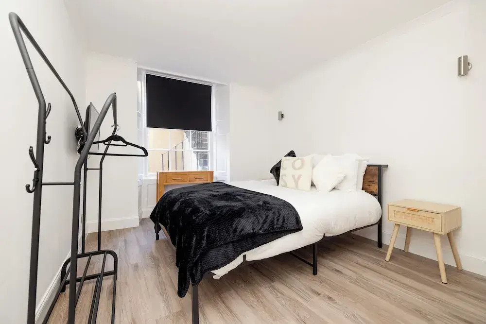 JOIVY 3BR Flat in Haymarket with Free Parking